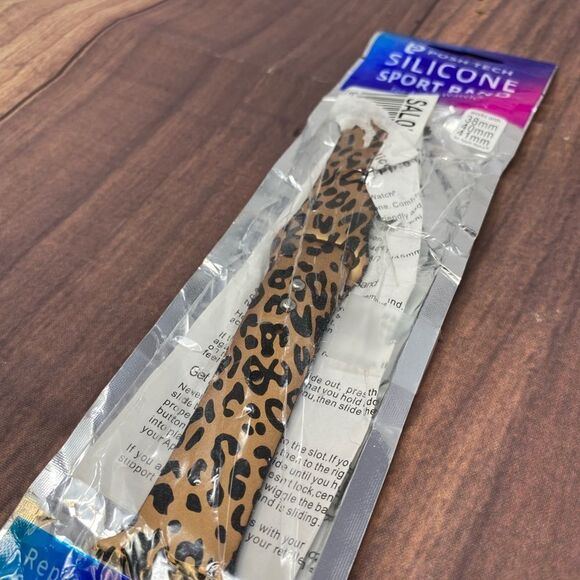 MACY’S CHEETAH SILICONE APPLE WATCH BAND COMPATIBLE WITH 38mm, 40mm, 41mm TA89 - Picture 2 of 4